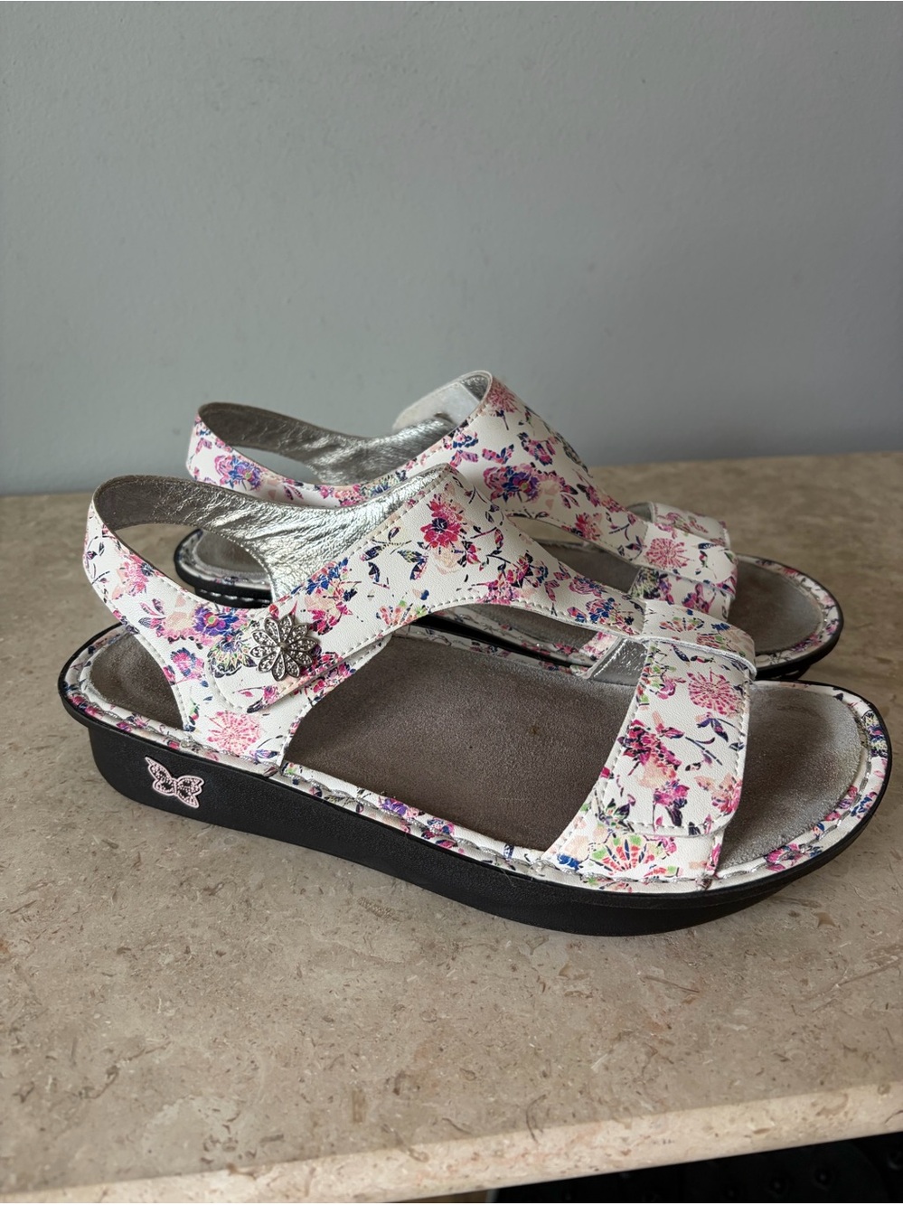 Alegria Kerri Looker Sandal Size 39 US 9 White Floral Leather T-Strap Adjustable